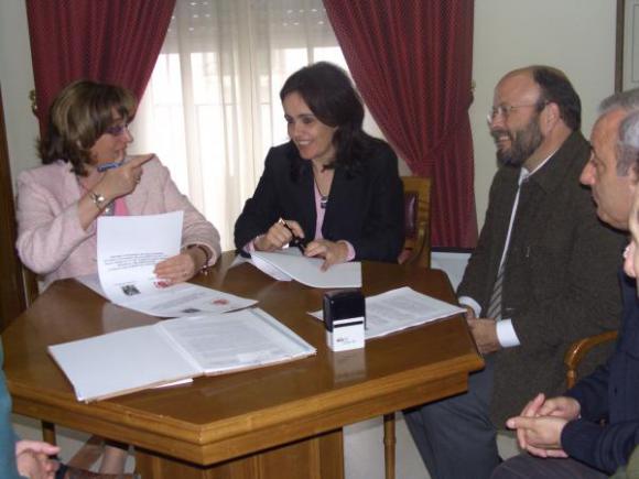 La Delegada del Gobierno firma con la Alcaldesa un convenio para la protección de personas y bienes.